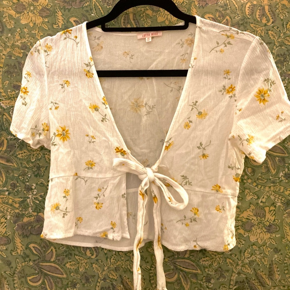 Dainty floral tie-front cropped blouse